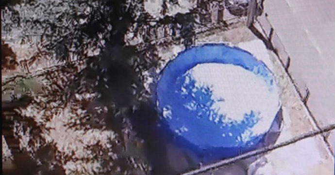 Monta una piscina prefabbricata in un’aiuola pubblica: multata e denunciata a Napoli