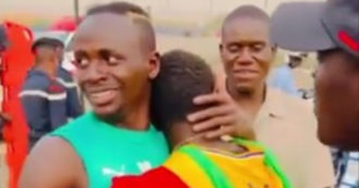 Copertina di Sadio Mané, un tifoso commosso lo abbraccia prima della partita: il calciatore senegalese si segna il numero dell’uomo e lo chiama