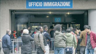 Copertina di Il sistema previdenziale italiano regge, e lo fa grazie ai migranti, non malgrado loro