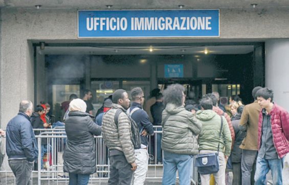 Migranti in coda per giorni per chiedere asilo, condannata la Questura di Torino: “Organizzazione discriminatoria”