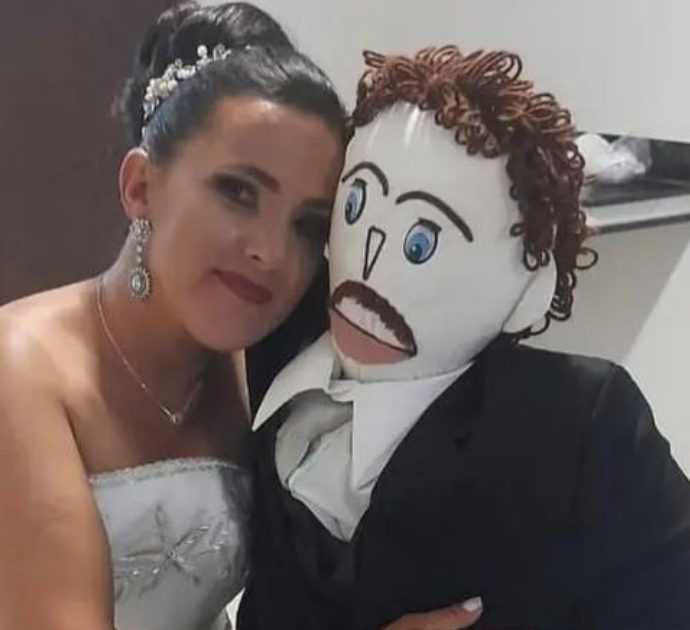 Sposa una bambola di pezza creata dalla mamma: matrimonio con 250 invitati e viaggio di nozze a Rio