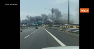 Copertina di Enorme incendio a Roma, la colonna di fumo visibile anche dall’autostrada. Le immagini