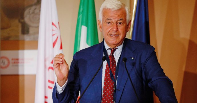 Pacco esplosivo nella sede di Leonardo Spa. Era indirizzato a Profumo: “Pista anarchica”