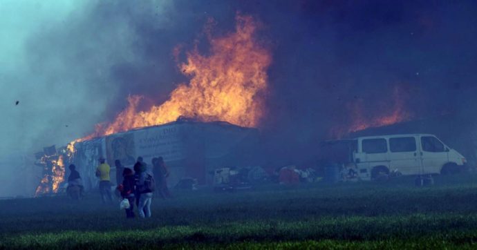 Copertina di Foggia, rogo in baracca. Bracciante resta ucciso