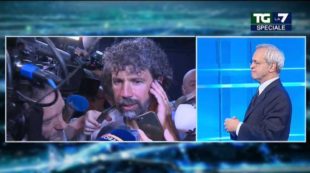 Copertina di Ballottaggi, Mentana intervista Tommasi che in realtà non lo sente e risponde ad altri giornalisti. Il direttore: “È la commedia degli equivoci”