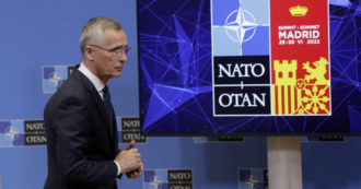 Copertina di Nato, Stoltenberg annuncia la moltiplicazione del contingente di risposta rapida: “Arriverà a 300mila uomini”