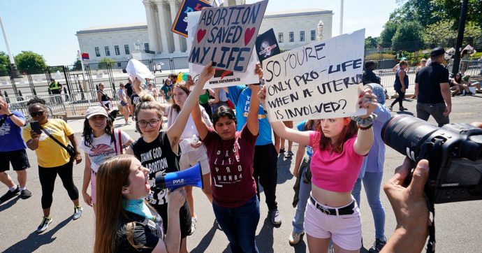 Aborto, un Tribunale della Louisiana blocca il divieto di interrompere la gravidanza. E 22 procuratori si schierano a favore del diritto