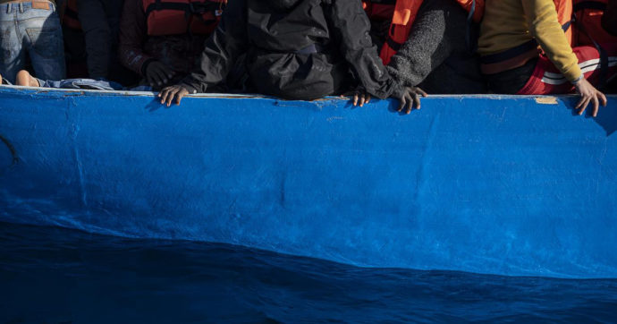 Migranti, la nave Msf soccorre 71 persone: una vittima e 22 dispersi. La Sea-Watch4 sbarca a Porto Empedocle con 300 naufraghi