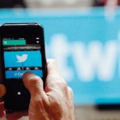 Copertina di Come su twitter, le élite diventano subito “populiste”