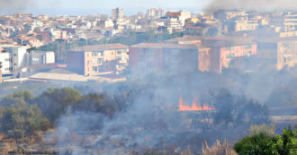 Copertina di Catania, scoppia incendio vicino alle abitazioni: residenti in strada – Video