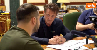 Copertina di Zelensky incontra Sean Penn a Kiev: l’attore e regista sta girando un documentario sull’Ucraina – Video