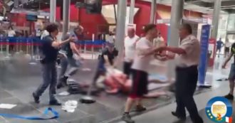 Copertina di Botte da orbi all’aeroporto di Perugia: violenta rissa tra i passeggeri poco prima di imbarcarsi sul volo. Otto arresti