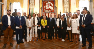 Copertina di Genova, Bucci presenta la nuova giunta: tra gli assessori l’ex capogruppo di Iv e il consigliere che omaggiò i morti di Salò con i neofascisti