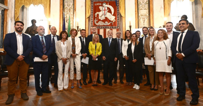 Genova, Bucci presenta la nuova giunta: tra gli assessori l’ex capogruppo di Iv e il consigliere che omaggiò i morti di Salò con i neofascisti