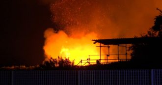 Roma, vasto incendio sulle sponde del Tevere: fiamme altissime e vigili del fuoco al lavoro nella notte – Video