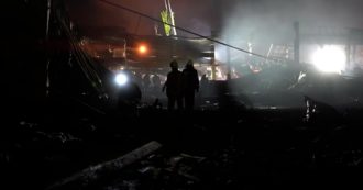 Copertina di Ucraina, le operazioni di soccorso tra le macerie del mall bombardato a Kremenchuk