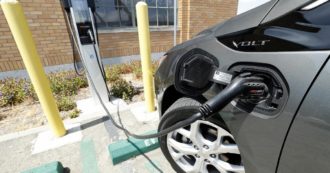 Copertina di Auto-scontri su stop a benzina e diesel