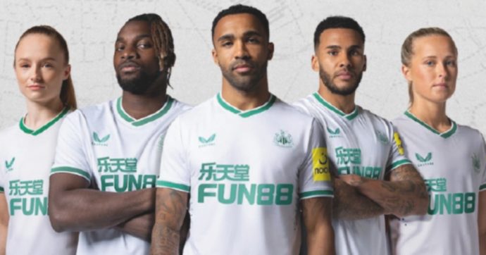La terza maglia del Newcastle di Mbs assomiglia a quella dell’Arabia: proteste