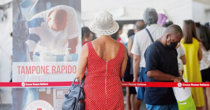 Covid, 83 mila nuovi casi. Boom di tamponi. Contagi aumentati del 50% in sette giorni