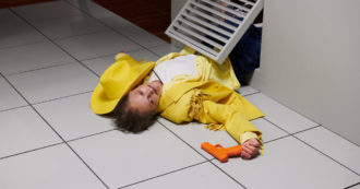 Copertina di Biennale teatro 2022, il pubblico entra in sala mentre due attori copulano dentro una stanza di vetro: “Interviste con uomini schifosi” versione Ross