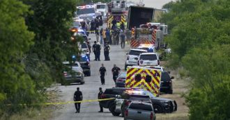 Copertina di Texas, strage di migranti: 46 morti e 16 feriti tra cui 4 bambini. I corpi abbandonati in un camion: tre persone in custodia