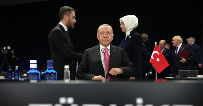 Turchia, (s)vendita di valuta e sottomissione all’Arabia Saudita: la doppia mossa di Erdogan per arginare l’inflazione