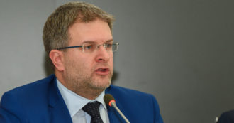 Carlo Fidanza, l’eurodeputato di FdI indagato per corruzione: “Convinse un consigliere a dimettersi in cambio di un posto per il figlio”