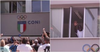 Copertina di Romelu Lukaku torna a Milano: i tifosi dell’Inter lo accolgono scatenati sotto alla sede del Coni – Video