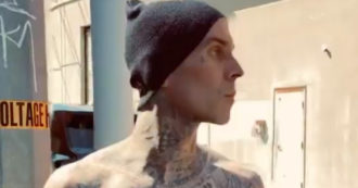 Copertina di Blink 182, Travis Barker ricoverato d’urgenza in ospedale. L’appello disperato della figlia: “Per favore mandateci le vostre preghiere”