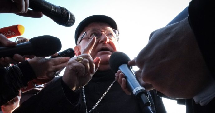 Verona, vescovo licenzia il prete che lo aveva criticato per l’intromissione in campagna elettorale: non potrà più insegnare al Liceo