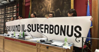 Copertina di Superbonus, protesta dei deputati di Alternativa alla Camera: occupati i banchi del governo in commissione Finanze – Video