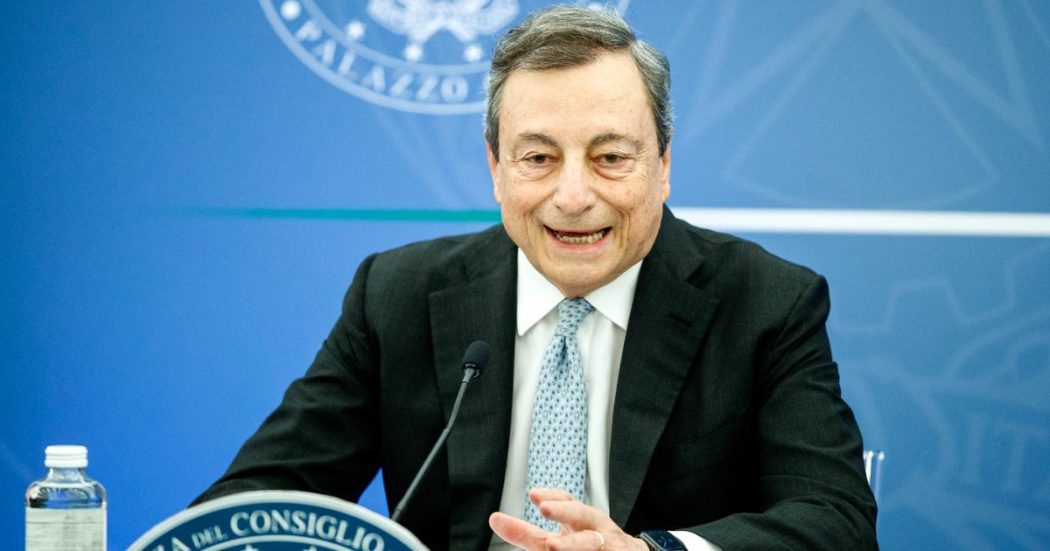 Draghi: “Il governo non c’è senza il M5s”. E nega di aver chiesto la rimozione di Conte. “Si parla di messaggi? Aspetto di vederli”