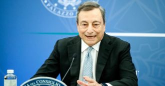 Copertina di Draghi: “Il governo non c’è senza il M5s”. E nega di aver chiesto la rimozione di Conte. “Si parla di messaggi? Aspetto di vederli”