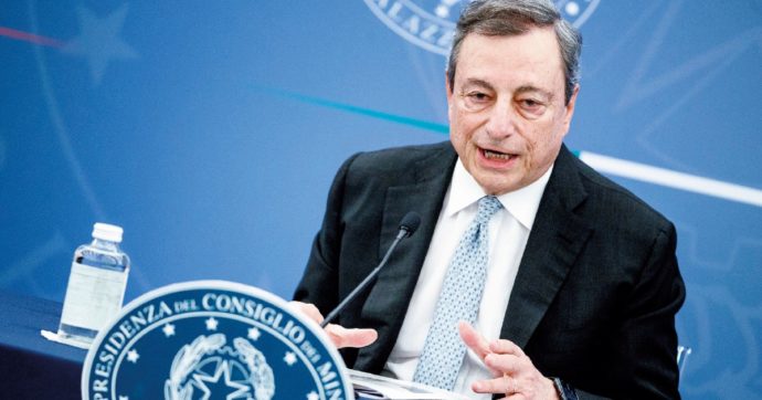 Copertina di Draghi fa lo show e ignora Conte: “Il governo l’ho fatto con Grillo”