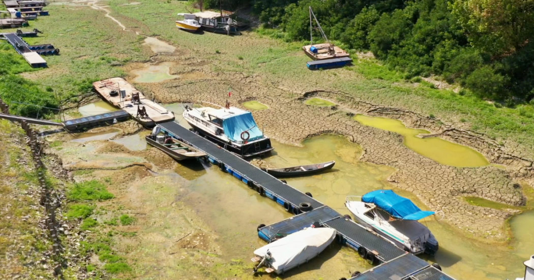 Siccità, il “cimitero” di barche in secca lungo il Po: in volo sul fiume senz’acqua nel Parmense – Video