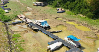 Copertina di Siccità, il “cimitero” di barche in secca lungo il Po: in volo sul fiume senz’acqua nel Parmense – Video
