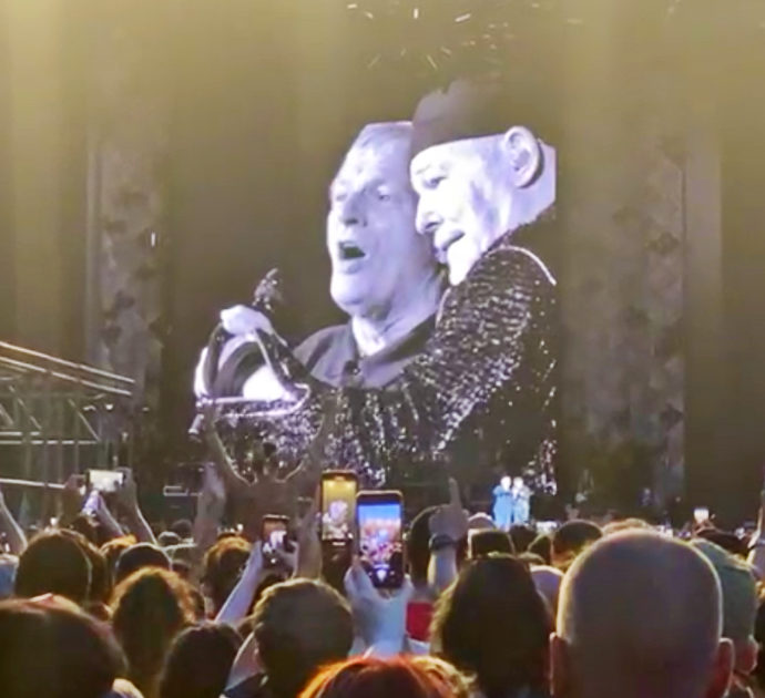 Vasco Rossi invita don Ciotti sul palco di Torino: “Dobbiamo sconfiggere l’industria delle armi” – Video