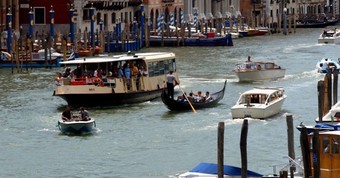 Venezia, la giunta vara aumenti record per i trasporti: dai parcheggi ai vaporetti, ecco la “stangata” per i turisti