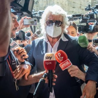 Copertina di L’ultimo “vaffa” di Grillo è per i suoi: il Fatto di domani 2 luglio