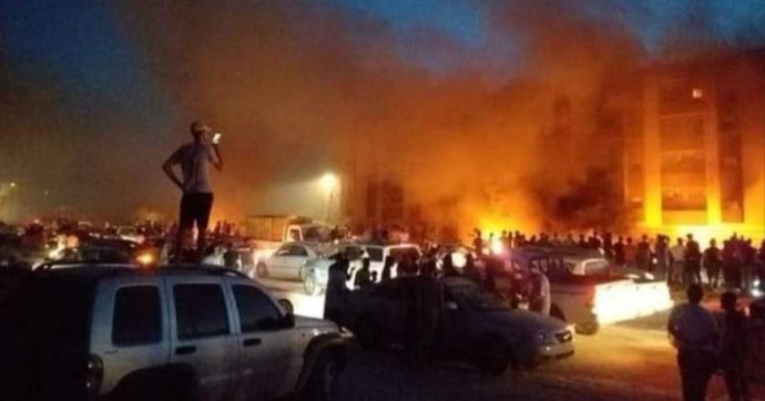 Libia, il carovita e i continui blackout innescano proteste a Tripoli e Misurata. A Tobruk manifestanti assaltano il Parlamento