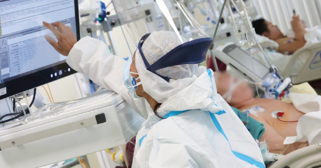 Covid, il report degli ospedali sentinella: “Ricoveri in aumento del 15% anche in intensiva”