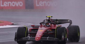 Formula 1, a Silverstone prima pole position in carriera per Carlos Sainz. Sotto la pioggia precede Verstappen e Leclerc