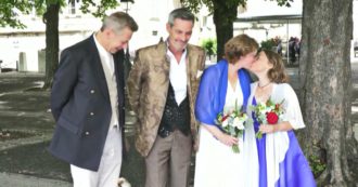 Copertina di Svizzera, si sposano le prime coppie omosessuali dopo il referendum che ha dato via libera alle nozze gay