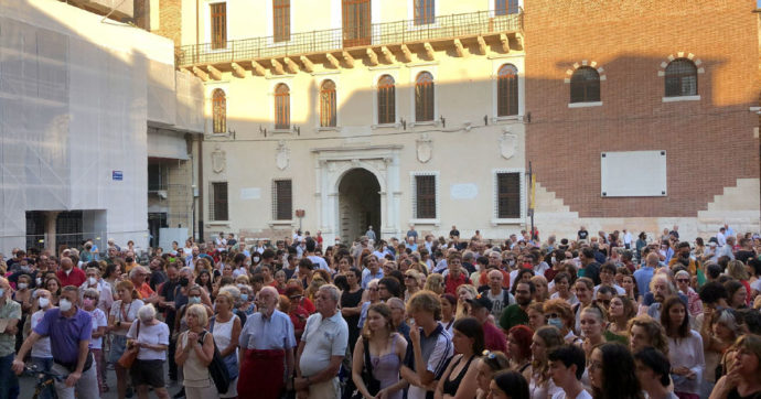 Verona, criticò il vescovo Zenti per le parole sul gender: centinaia di studenti e prof in piazza per difendere don Marco Campedelli