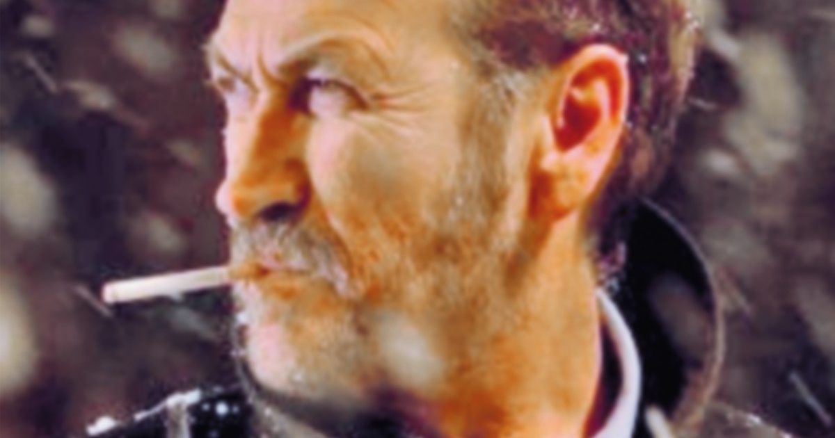 Paura per Marco Giallini: cade durante una passeggiata e si frattura una gamba, stop alle riprese della serie “Rocco Schiavone”