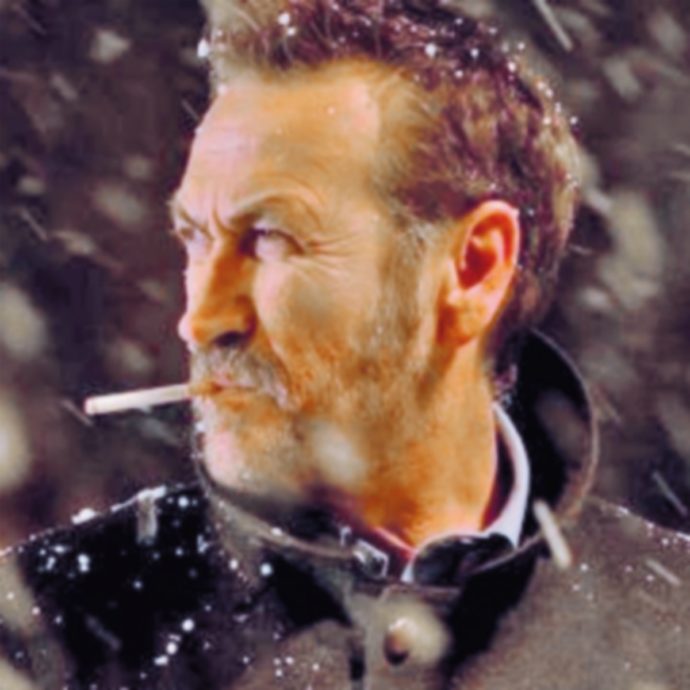 Paura per Marco Giallini: cade durante una passeggiata e si frattura una gamba, stop alle riprese della serie “Rocco Schiavone”