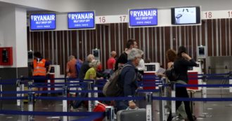Copertina di Trasporto aereo, aumentano le tariffe dei servizi aggiuntivi: fino a 45 euro per scegliere il posto e oltre 30 per il bagaglio a mano