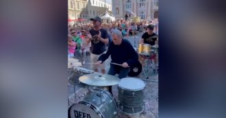 Copertina di Don Ciotti, fuoriprogramma al CaterRaduno di Pesaro: il fondatore di Libera si siede alla batteria e sorprende tutti