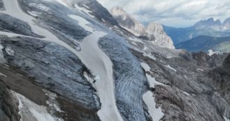 Siccità, la sofferenza della Marmolada: il ghiacciaio è già come a fine estate Le immagini girate dal drone