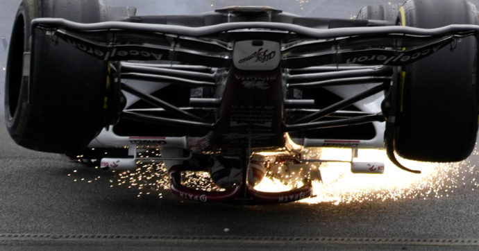 Formula 1, incidente in partenza a Silverstone: Zhou si capovolge e va fuori in barella